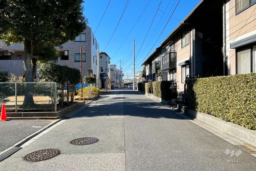 敷地北側の前面道路（東側から）