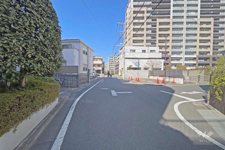 敷地の東側前面道路（南側から）