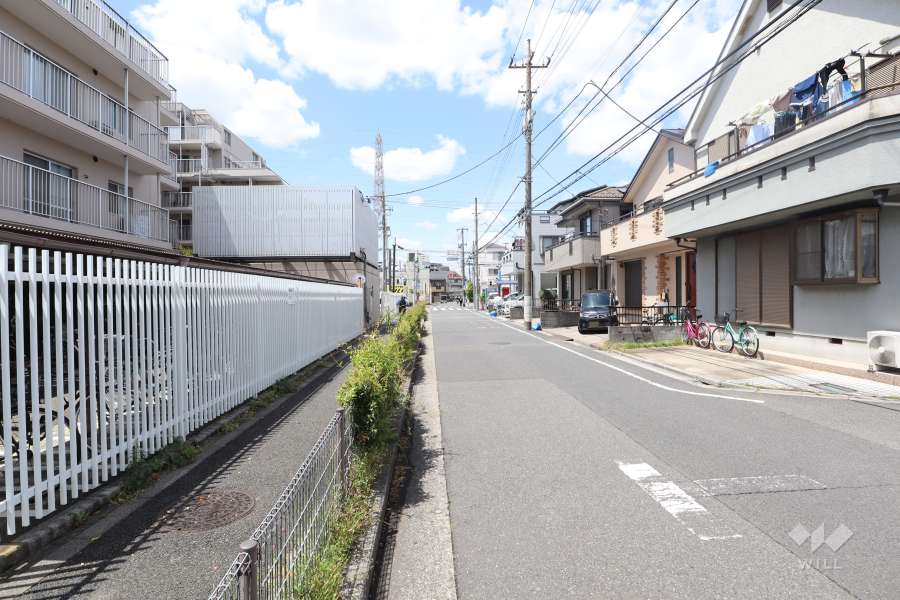 敷地北側の前面道路（東側から）