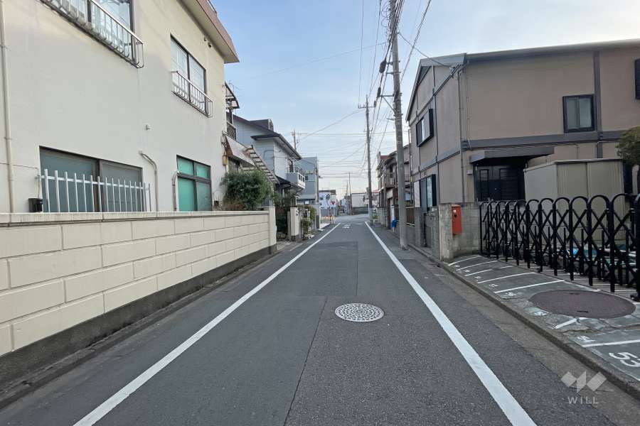 敷地東側の前面道路（北側から）