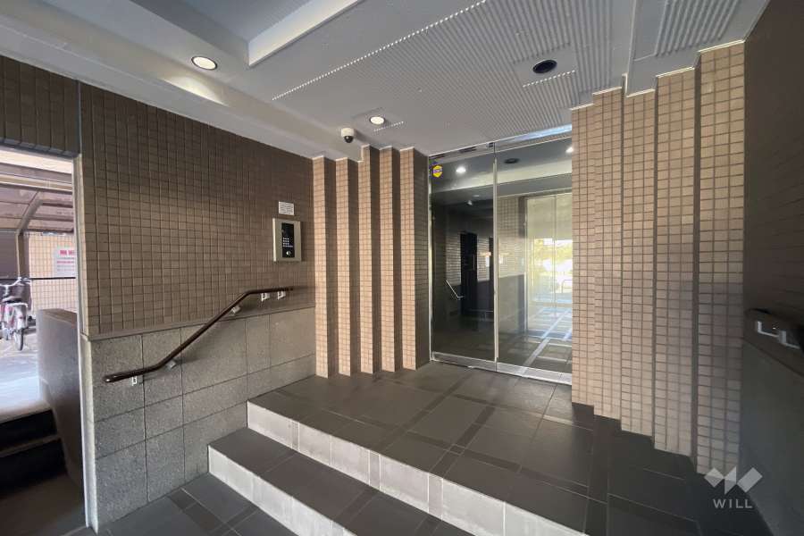 エントランスはオートロック付きです。