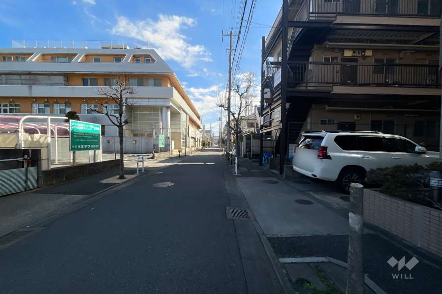 敷地の南側前面道路（東側から）