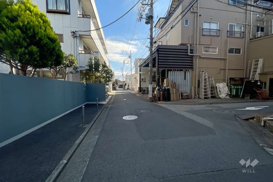 敷地西側の前面道路（北側から）