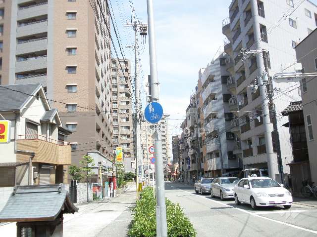 南側前面道路（西から）