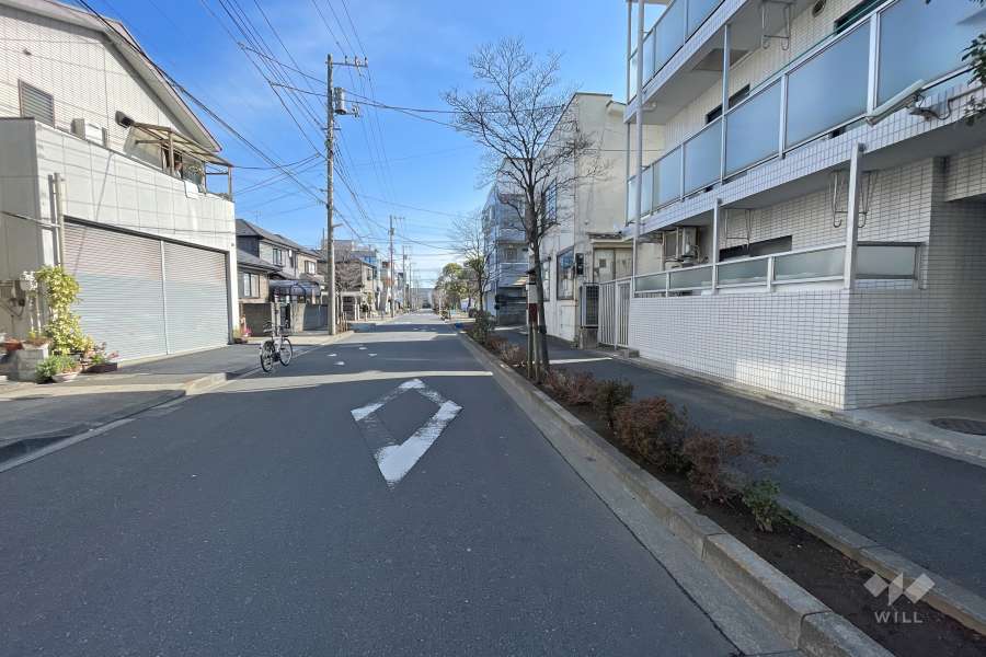 敷地の北東側前面道路（北西側から）