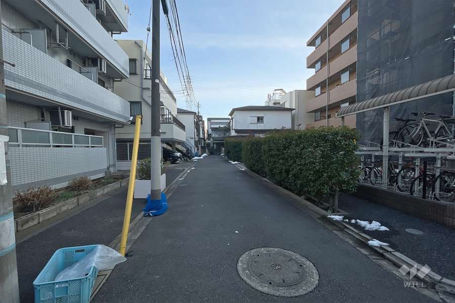 敷地西側の前面道路