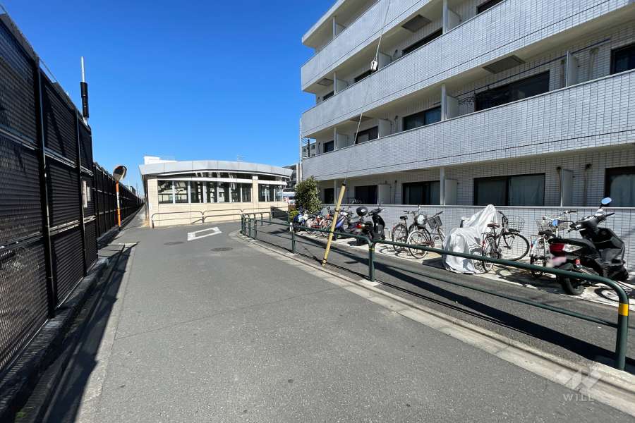 敷地の西側前面道路（南側から）