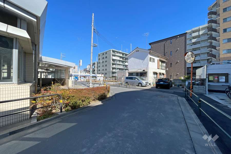 敷地の北側前面道路（東側から）