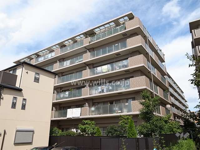 グローバル池田住吉の外観（南東側から）　敷地の南側には一戸建てが並んでいます。