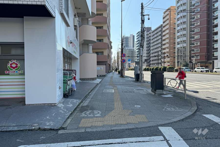 敷地西側の前面道路　