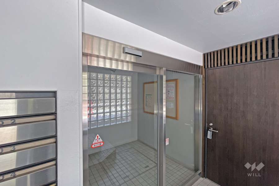 エントランスはオートロック付きです。