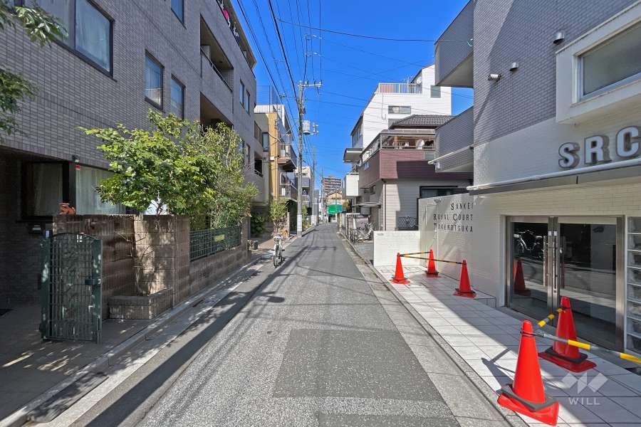 敷地の南側前面道路（東側から）