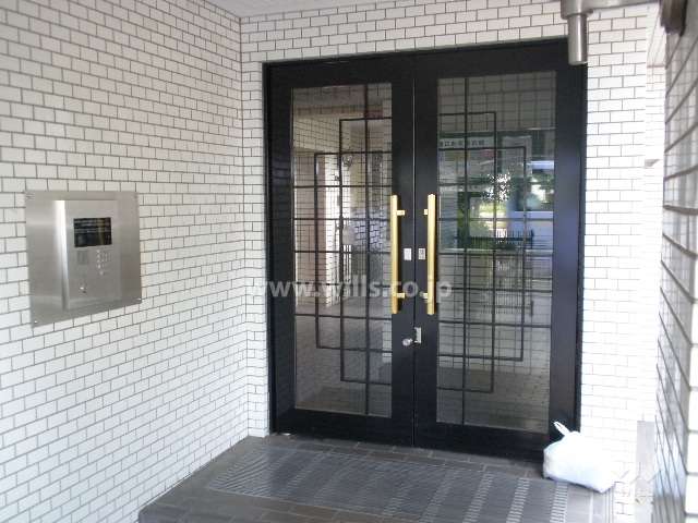 エントランスはオートロック付きです。
