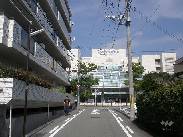 マンション南側の道路。すぐ西側に『市立池田病院』があります。