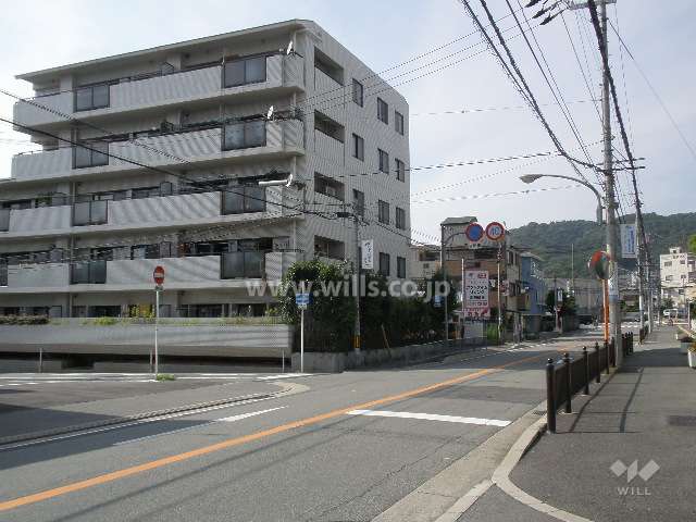 マンション東側の道路は二車線のバス通りです。