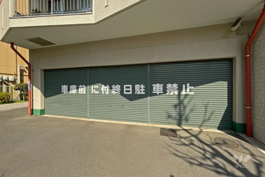 駐車場出入口（シャッター付き）