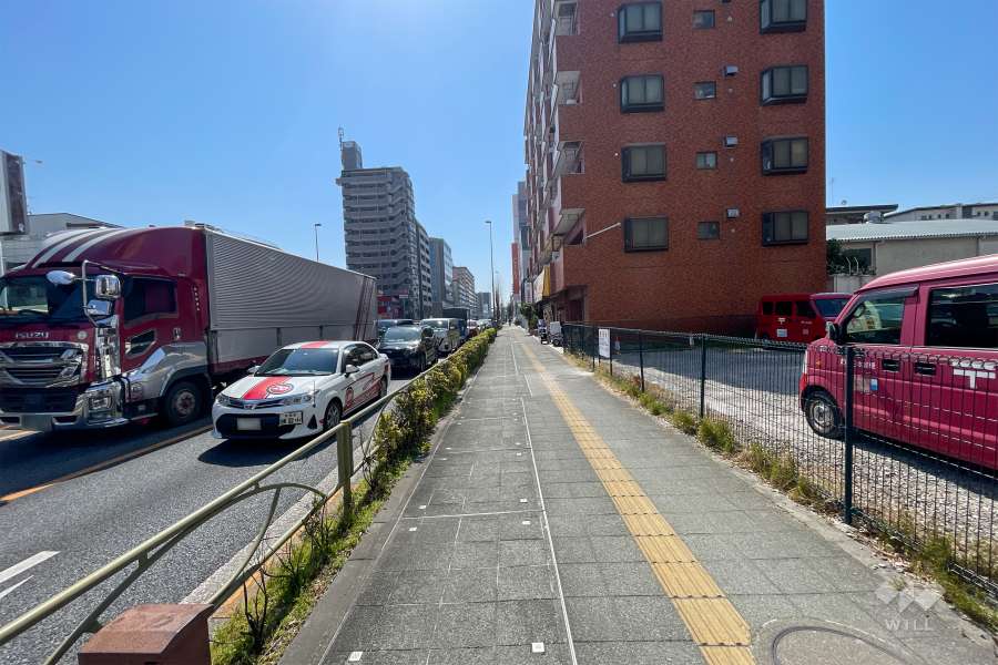 敷地東側の前面道路（北側から）