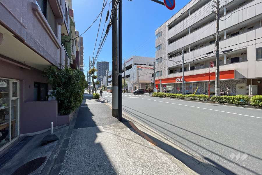 敷地西側の前面道路（北側から）