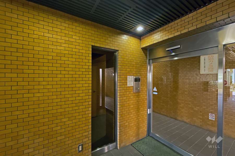 エントランスはオートロック付きです。