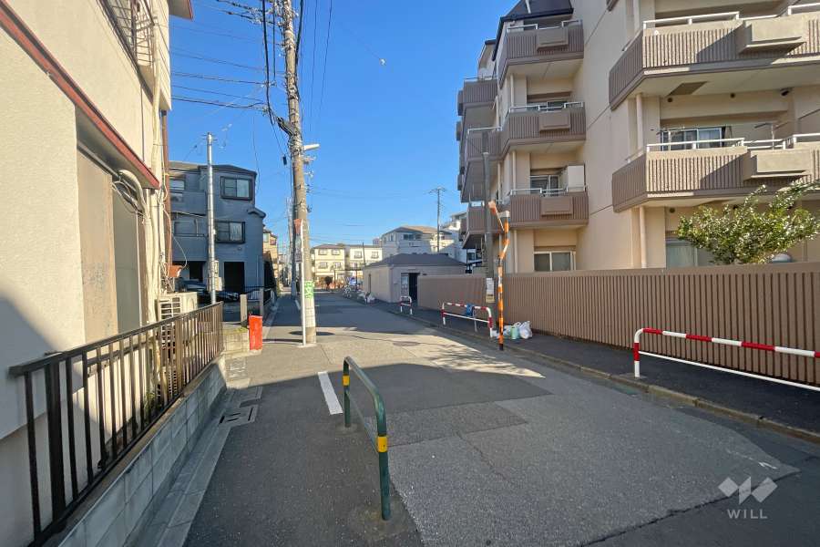 敷地西側の前面道路（南側から）