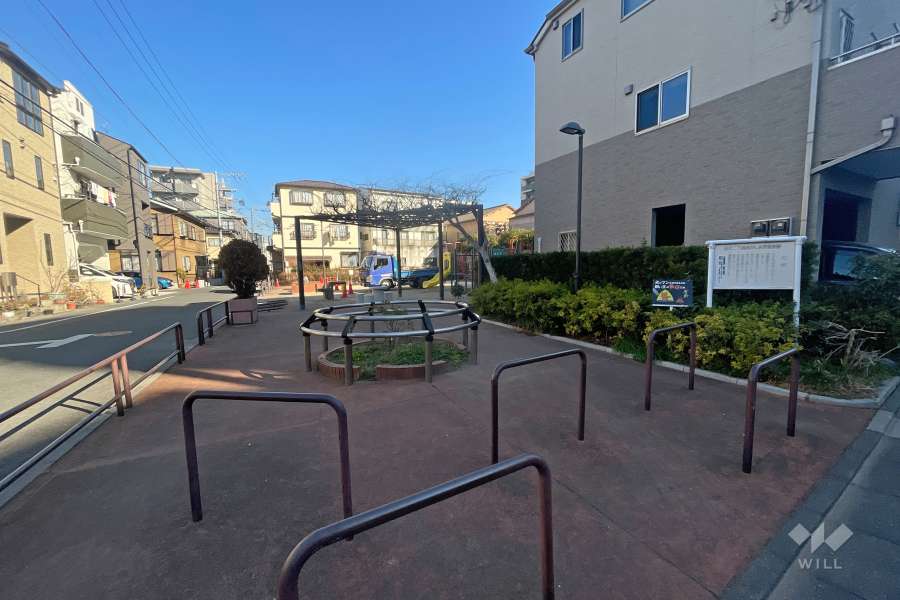 敷地北側に隣接しする『立区立足立二丁目あかしあ児童遊園』