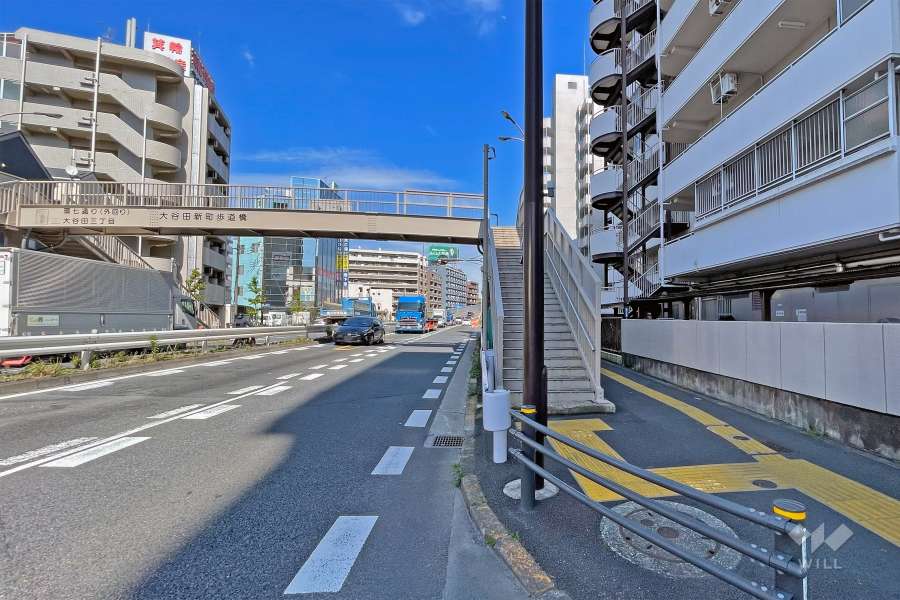 敷地の北側前面道路は環七通りです（東側から）。