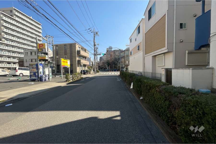 敷地北東側の前面道路（北西側から）