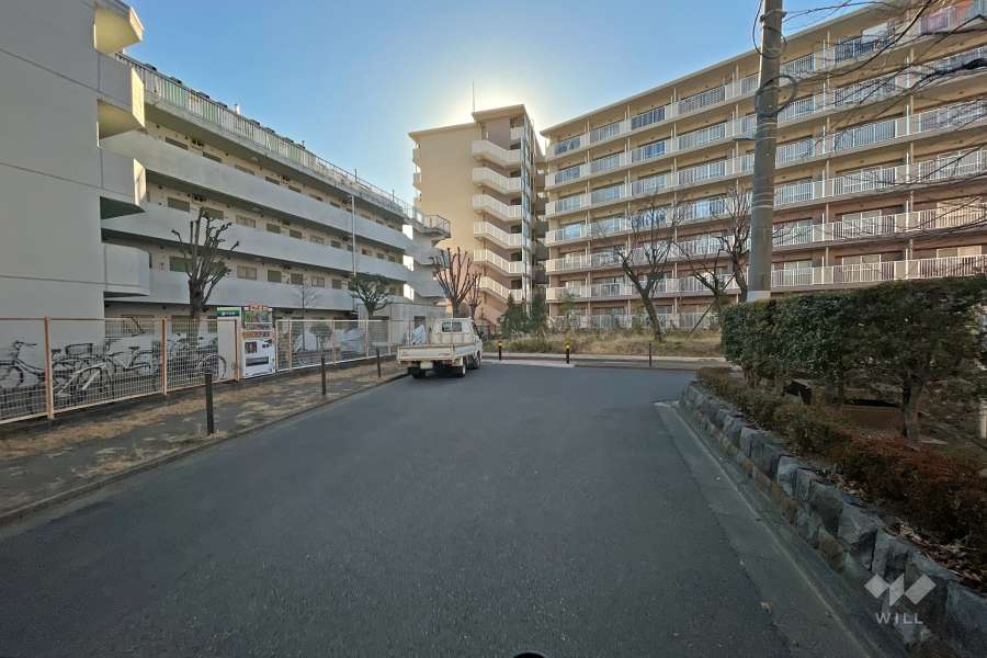 敷地北側の前面道路（東側から）