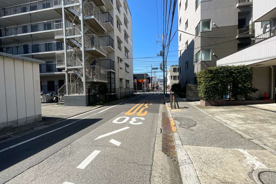 敷地北側の前面道路（東側から）