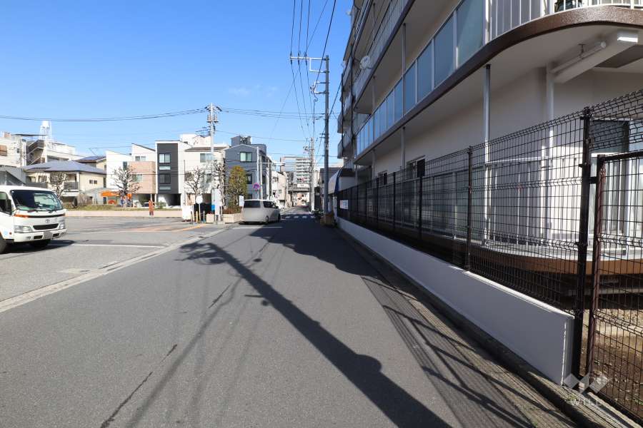 敷地の西側前面道路（南側から）