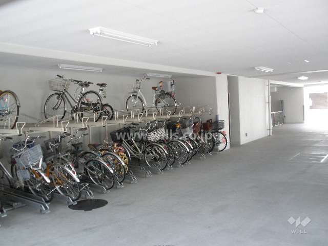 建物1階部分にある駐輪場