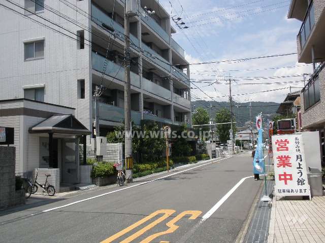 敷地東側の前面道路。周辺は区画の整った住宅地です。