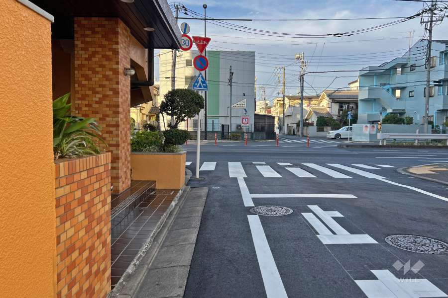 敷地東側の前面道路（南側から）