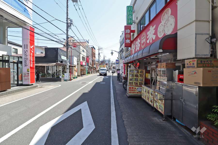 敷地東側の前面道路（北側から）