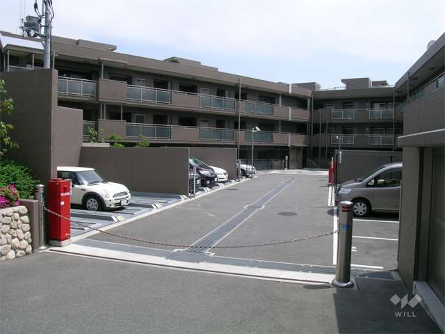 ロボットゲート付きの敷地内駐車場