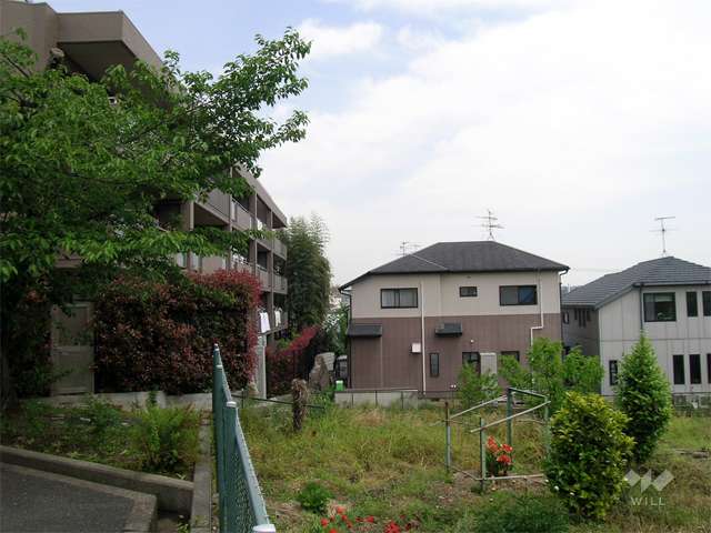 やや高台にあります。