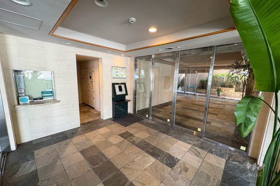 エントランスはオートロック付きです。