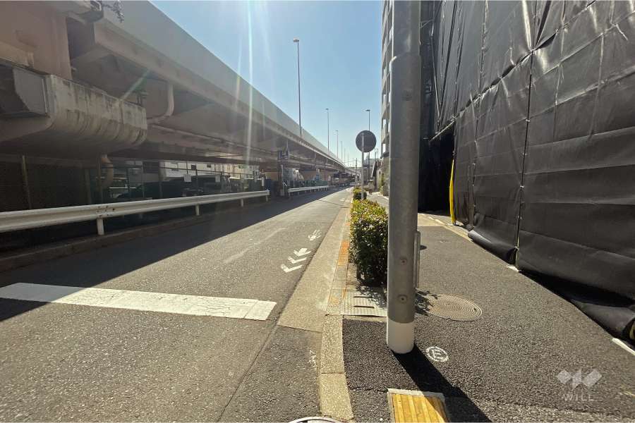 敷地北東側の前面道路（北西側から）