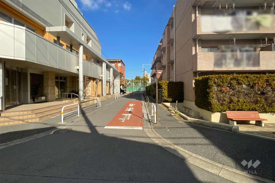 敷地西側の前面道路