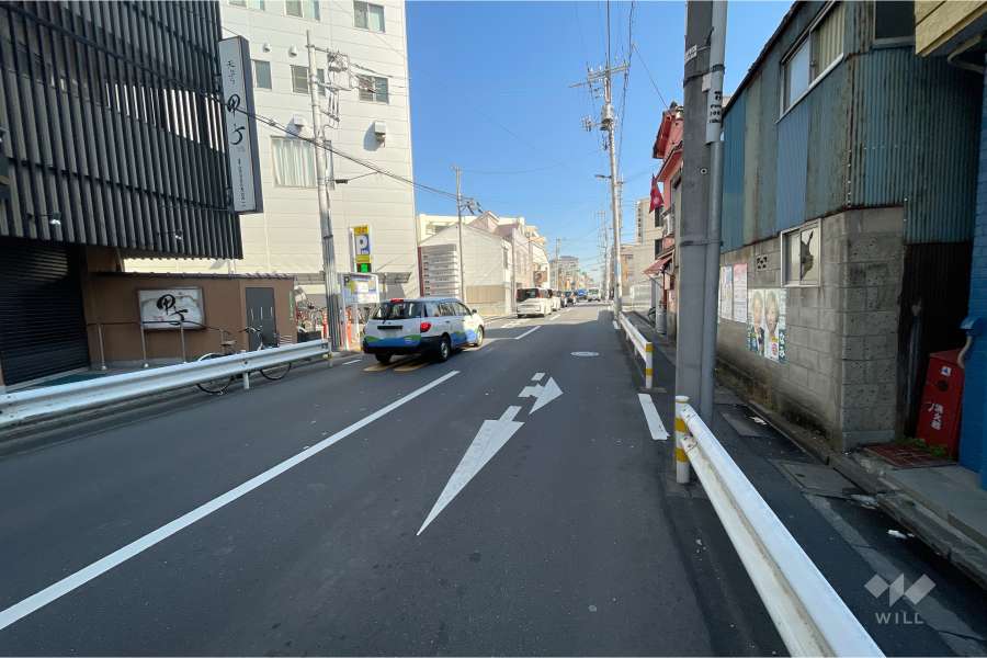 敷地北西側の前面道路（南西側から）