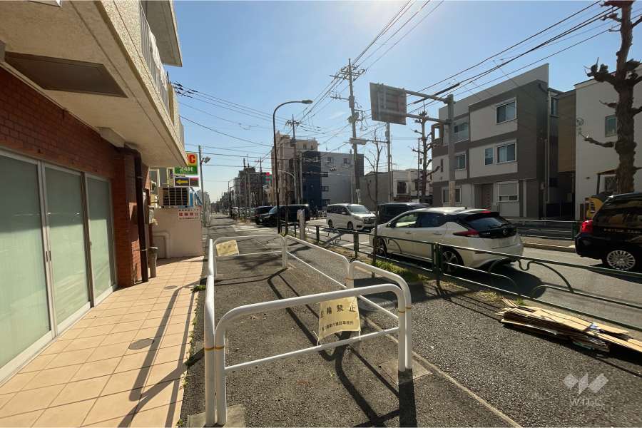 敷地南西側の前面道路（北西側から）