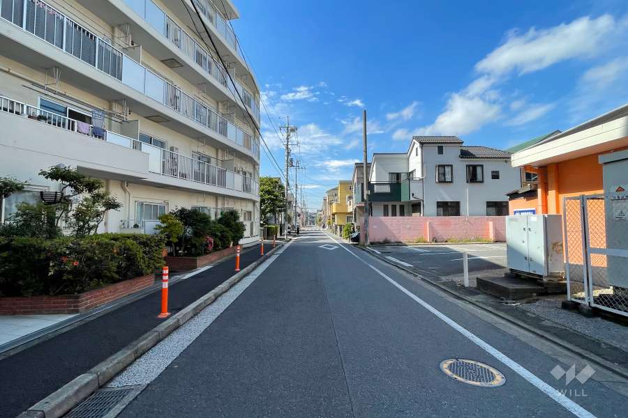 敷地東側の前面道路（南側から）