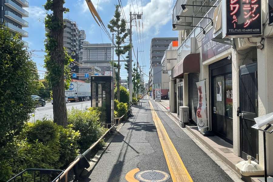 敷地南側の前面道路（東側から）