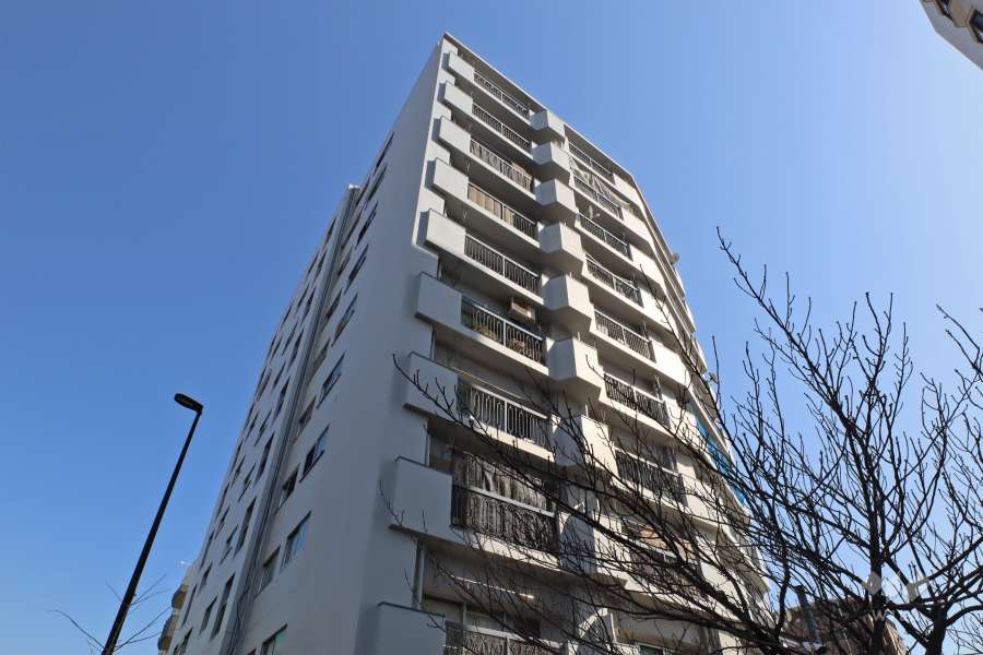 足立東和ダイヤモンドマンションの外観（北西側から）