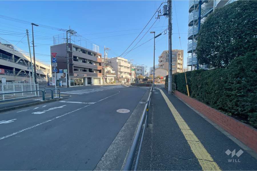 敷地北東側の前面道路（北西側から）