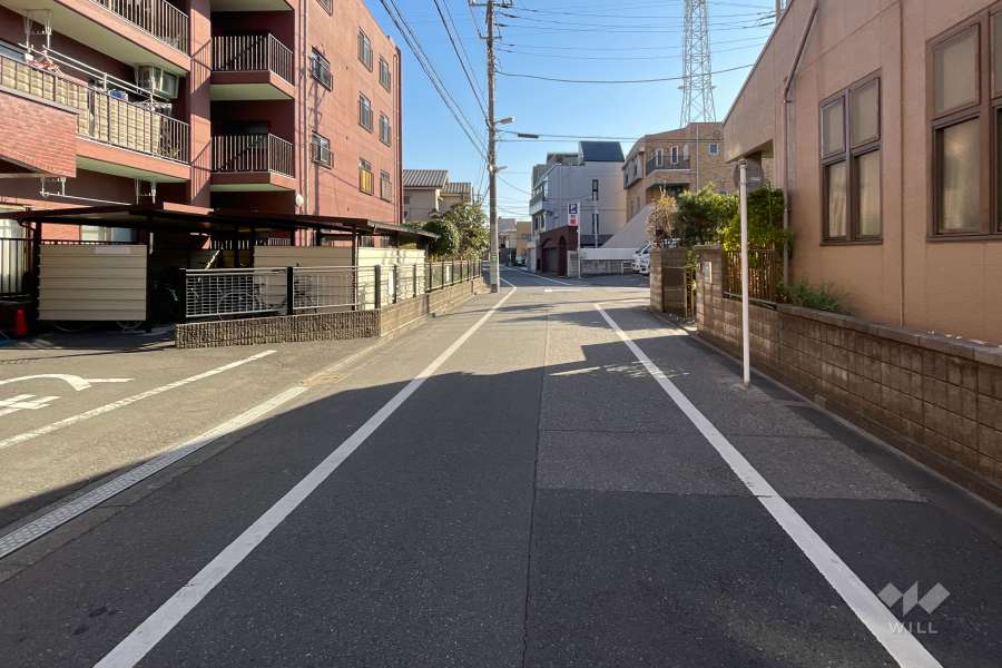 敷地西側の前面道路