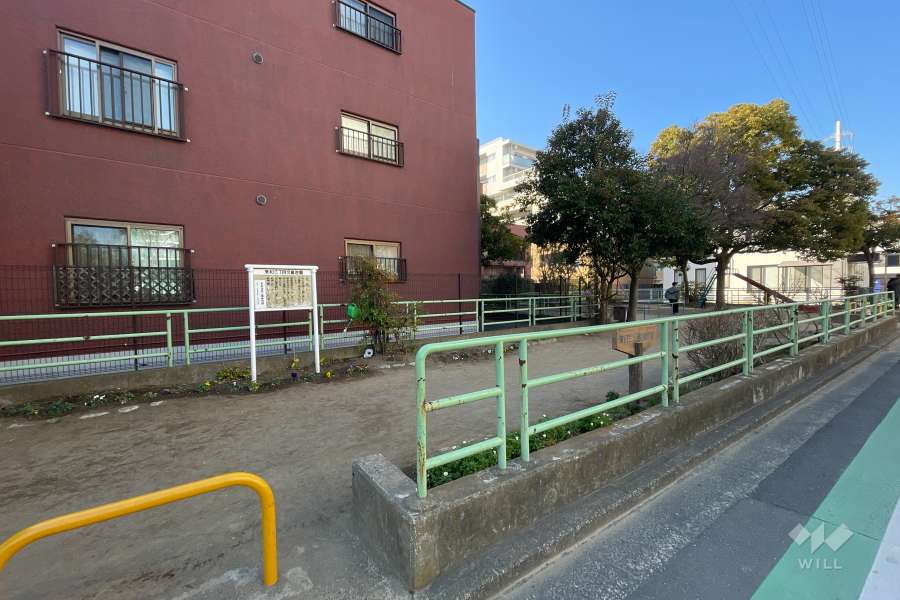敷地に隣接した足立区立東和三丁目児童遊園