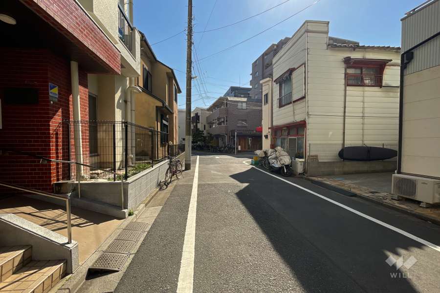 敷地の西側前面道路（北側から）