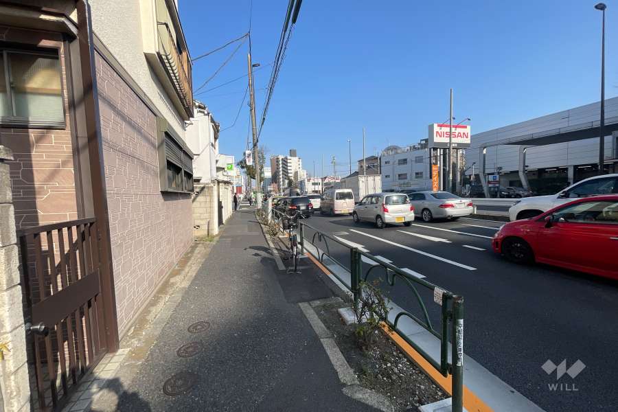 敷地南側の前面道路（西側から）