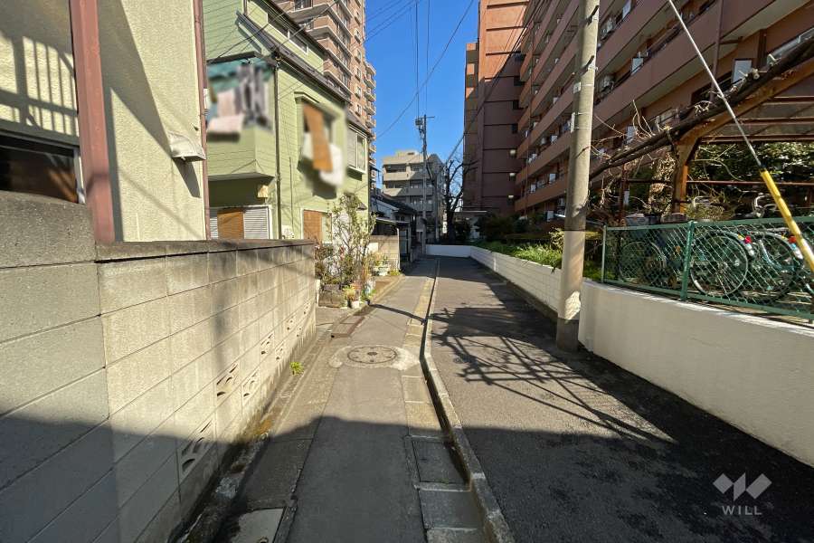 敷地西側の前面道路
